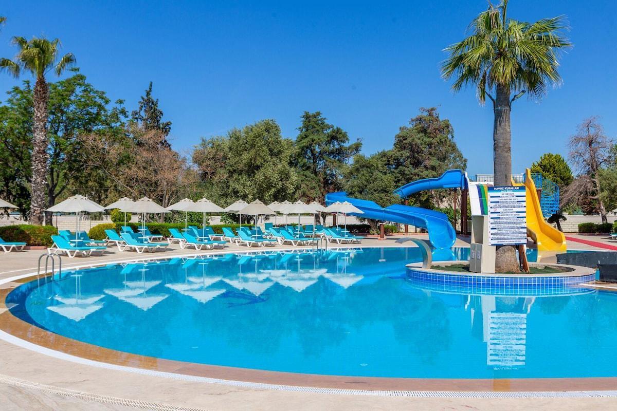 The Holiday Resort Hotel